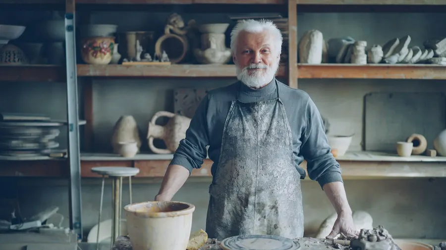 Un artisan potier souriant dans son atelier