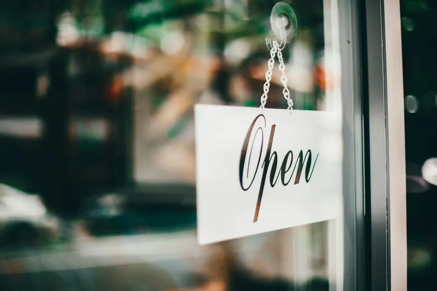 Un panneau « Open » sur la porte d'un commerce