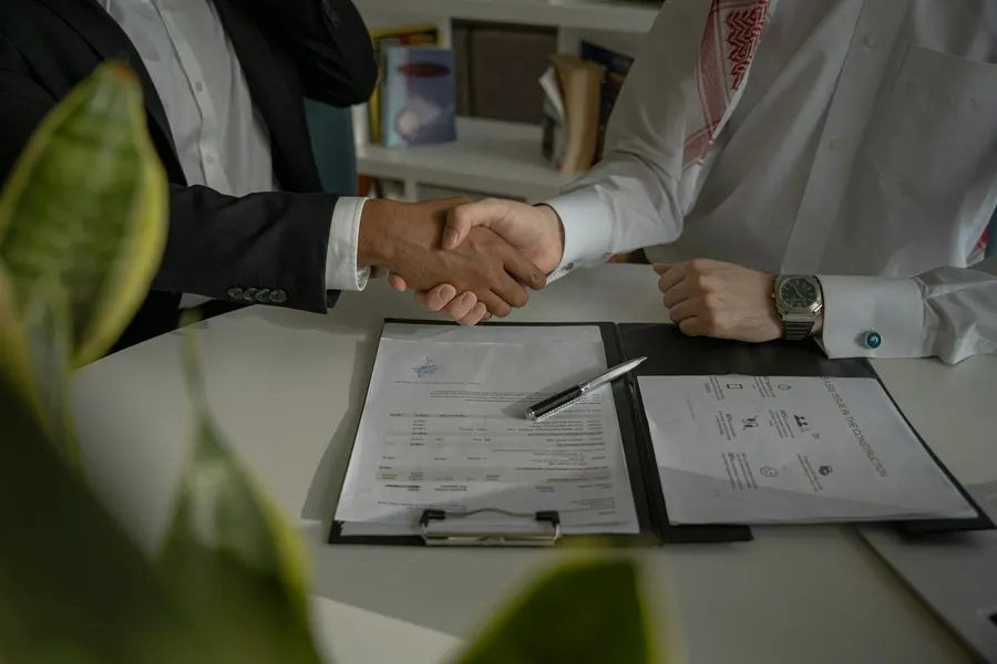 Une poignée de main au-dessus d'un contrat