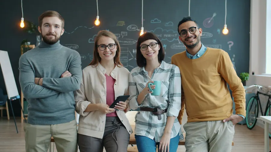 Une équipe souriante dans ses locaux