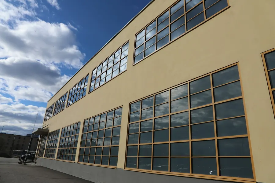 La façade d'un bâtiment d'entreprise