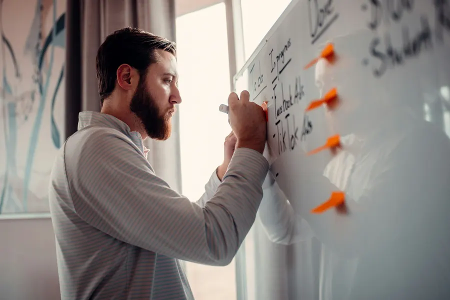 Un dirigeant qui organise ses projets sur un tableau