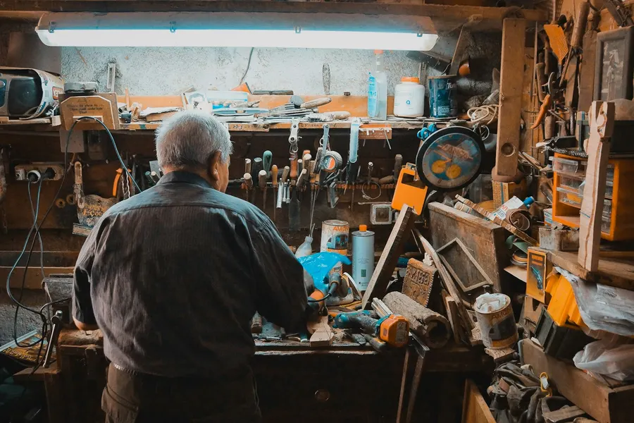 Un artisan de dos, seul dans son atelier